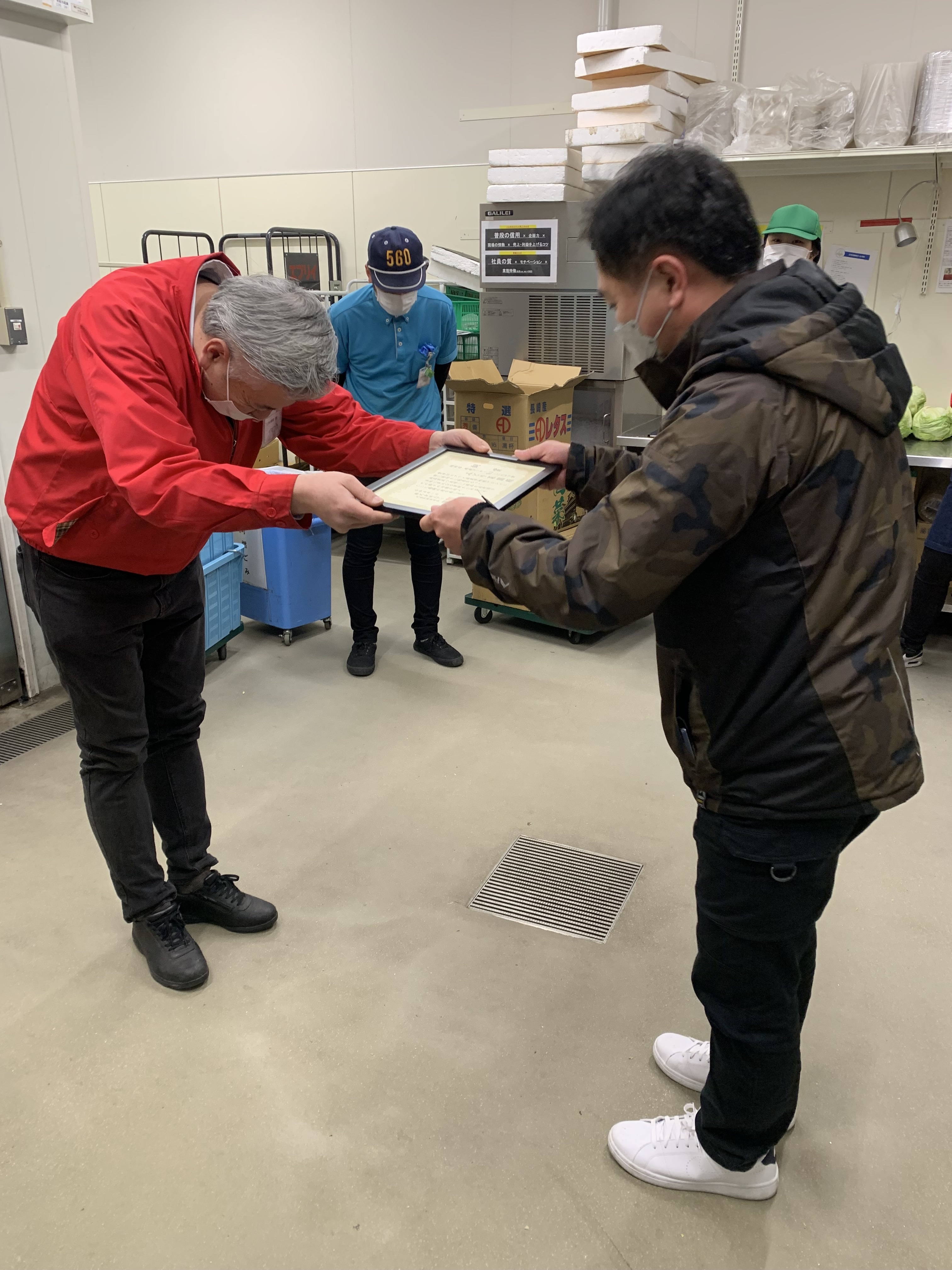 エブリイ緑井店での表彰式の様子